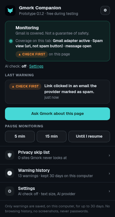 브라우저 도구 모음의 Gmork Scam Guard 메뉴: 모니터링 상태, 최근 경고, 5분·15분 일시정지 또는 다시 시작할 때까지 일시정지 버튼, 개인정보 건너뛰기 목록, 경고 기록 및 설정.